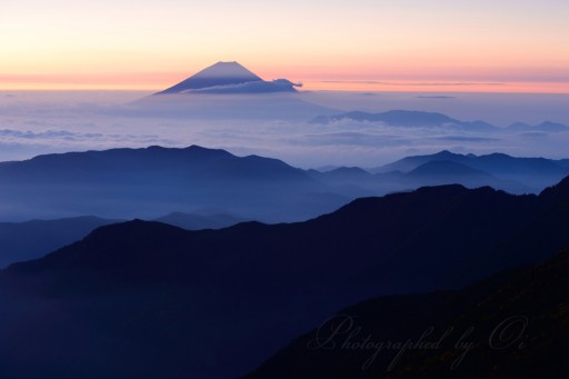 北岳から望む朝焼けの富士山と雲海の写真