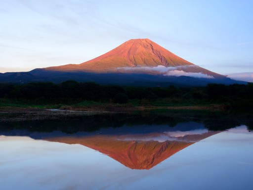 朝霧高原から望む赤富士と逆さ富士の写真