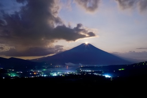 富士岬平より望むパール富士と山中湖の写真