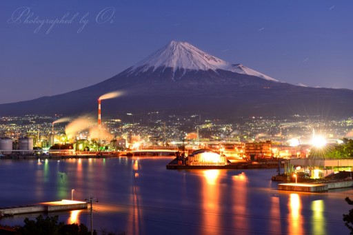 田子の浦港の夜景と富士山の写真