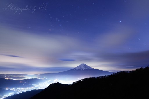 三つ峠の夜景と富士山の写真