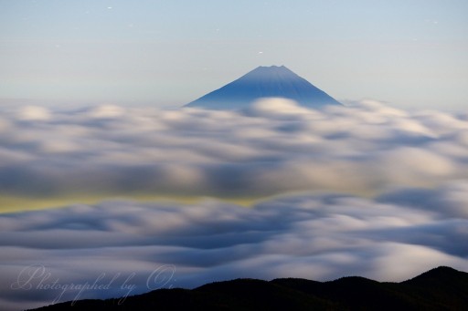 国師ヶ岳の月光雲海と富士山の写真