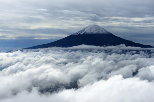 新道峠から雲海の富士山の写真