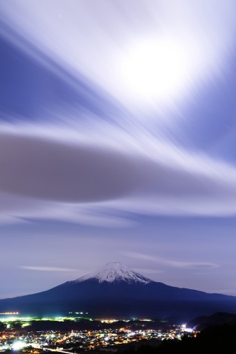 忍野村・高座山より望む富士山と夜景の写真