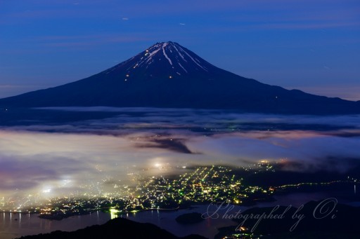 夜景と雲海の富士山の写真