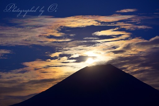 朝霧高原より望むパール富士と彩雲の写真