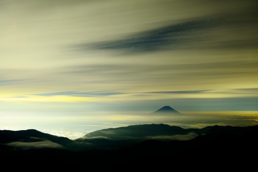 北岳からの夜景と富士山の写真