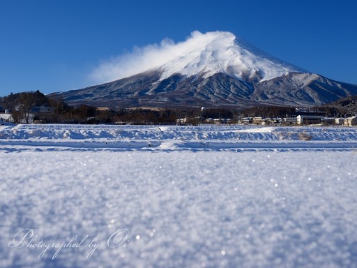 富士吉田市農村公園から望む富士山と雪景色の写真