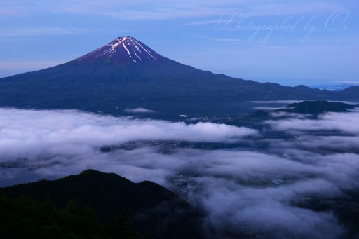 御坂黒岳の雲海と富士山の写真