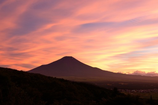 二十曲峠から夕焼けと富士山の写真