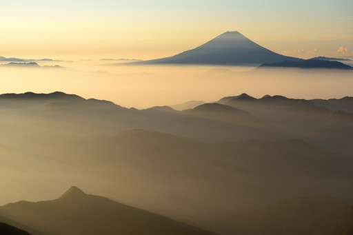 農鳥岳から望む富士山の写真