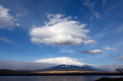 山中湖から富士山と吊るし雲の写真