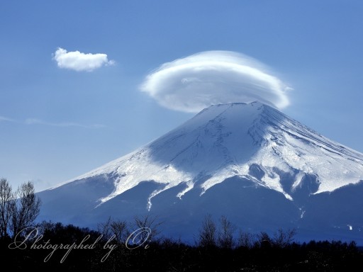 笠雲と富士山（富士吉田市）の写真