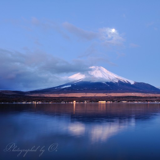 山中湖の逆さ富士と月の写真