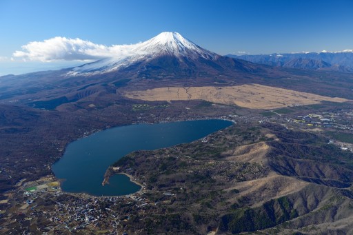 山中湖と富士山の空撮の写真