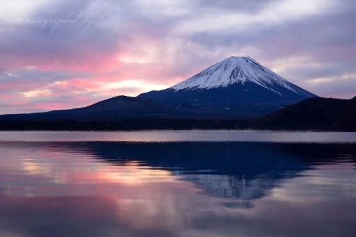 本栖湖の朝焼けと逆さ富士の写真