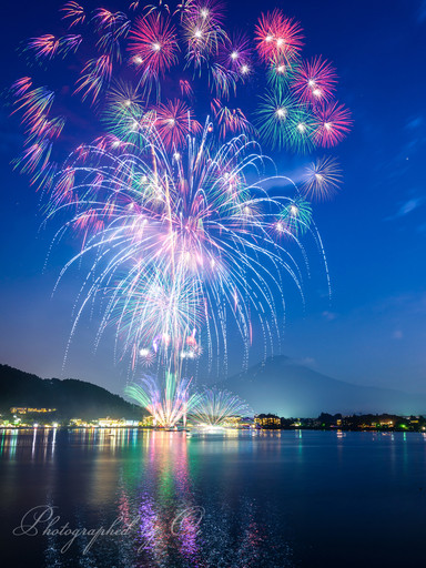 河口湖湖上祭花火大会と富士山の写真
