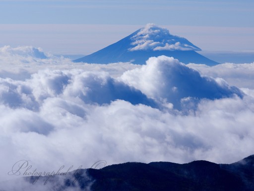 国師ヶ岳の雲海と富士山の写真