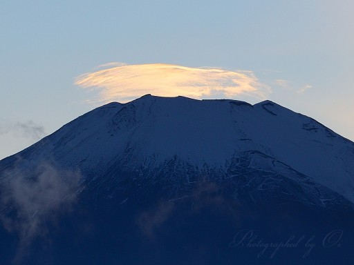 オレンジ色の彩雲と富士山の写真