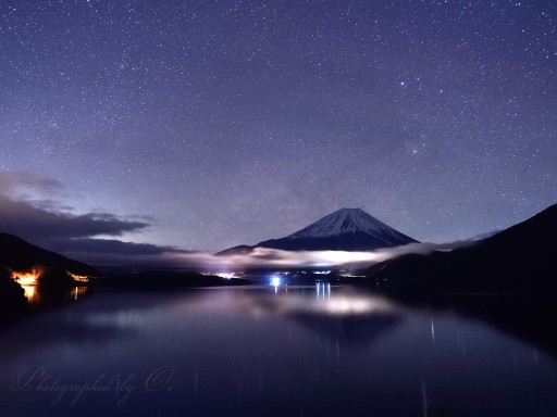 本栖湖の夜景と富士山の写真