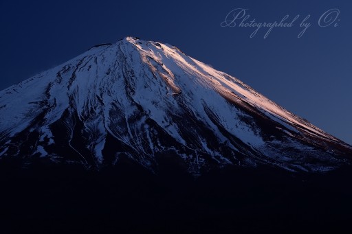 鳴沢村から望む夕暮れの紅富士の写真
