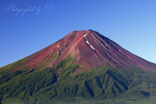 御坂峠から見た赤富士の写真