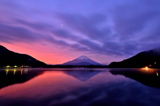 精進湖より望む朝焼けと富士山の写真