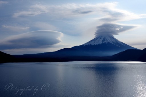富士山の笠雲と吊るし雲の写真