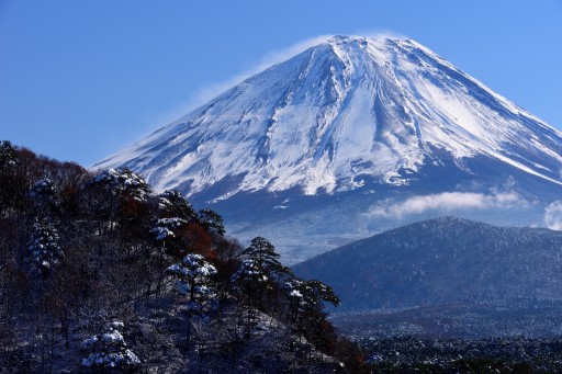 精進湖より望む富士山と雪景色の写真
