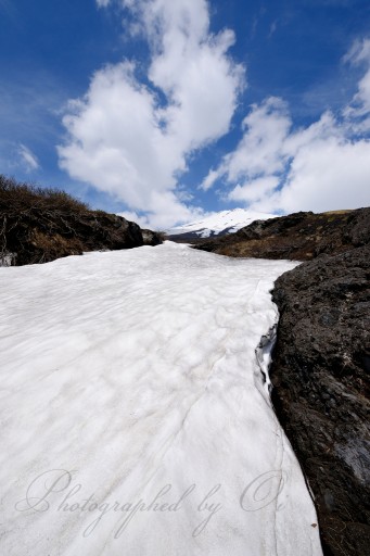 須走幻の滝の雪渓の写真