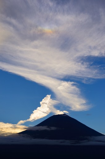 田貫湖から望む富士山とタンジェントアークの写真