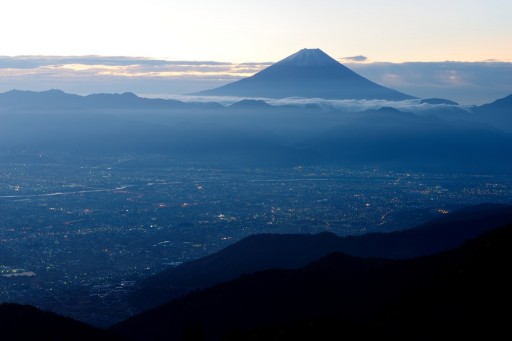 甘利山から望む夜明けの富士山と夜景の写真