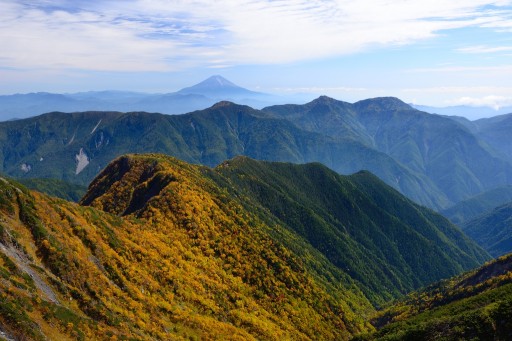 赤石岳から富士山と山並みの写真