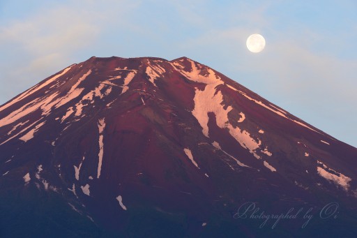 赤富士と月のパール富士の写真