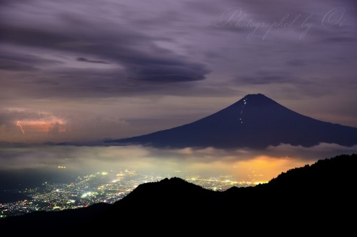 雷と富士山の写真
