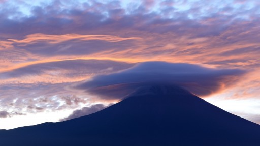 笠雲と朝焼けの富士山の写真