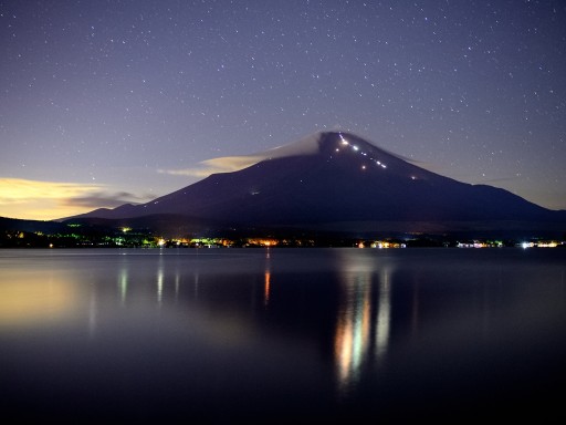 山中湖から望む夜の富士山（登山者の明かり）の写真
