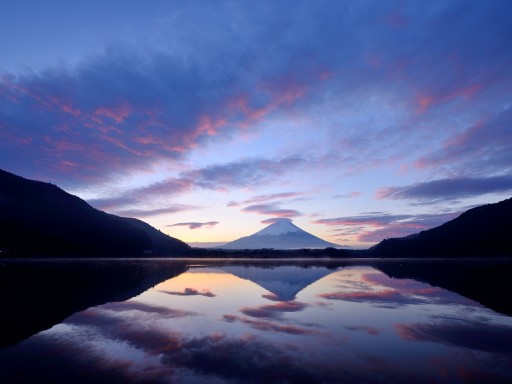 精進湖から見る朝焼けと富士山の写真