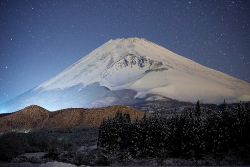 十里木高原から見る富士山と雪景色の夜景の写真