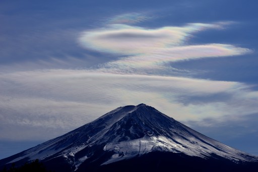 富士河口湖町より望む彩雲と富士山の写真