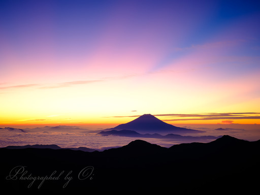 南アルプス・赤石岳山頂より夜明けの富士山と雲海の写真