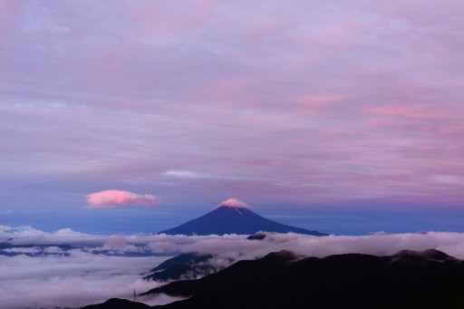 雁ヶ腹摺山から朝焼けの富士山の写真