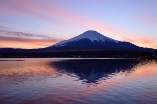 山中湖からの夕焼けと富士山の写真