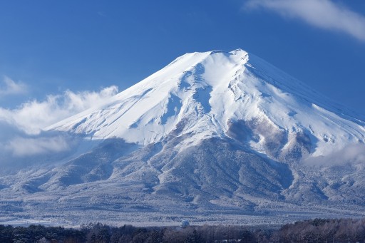 富士吉田市より望む白い富士山の写真
