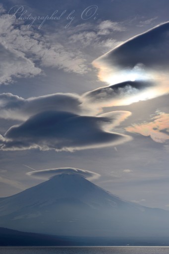 山中湖と笠雲と吊るし雲の写真