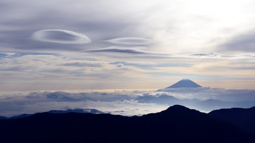 赤石岳から吊るし雲と富士山の写真