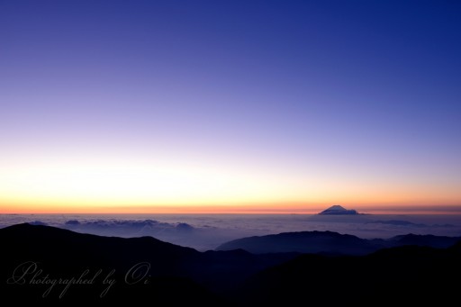 北岳からの夜明けの富士山の写真