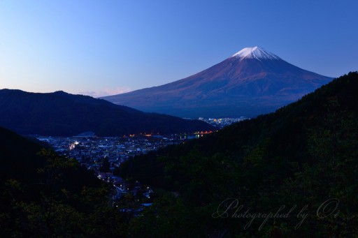 御坂峠・富士見橋から夜明けの富士山の写真