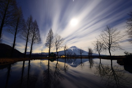 ふもとっぱらの池と富士山と月の写真