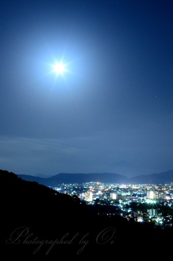 権現山の夜景と富士山の写真